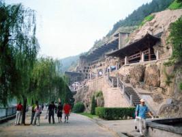 1 Day Tour: Luoyang Longmen Grottoes, White Horse Temple and the